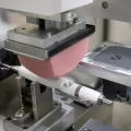 Macchina per tampografia con tampone in silicone che stampa su una penna