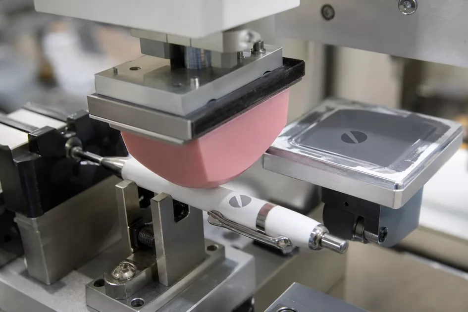 Macchina per tampografia con tampone in silicone che stampa su una penna